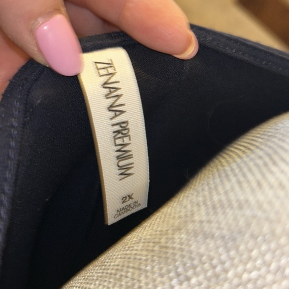 ZENANA PREMIUM Navy Blue Webbed neck 2X top. EUC. Worn twice - Picture 3 of 8